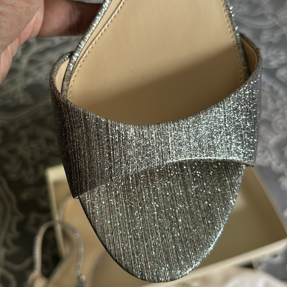 Beautiful kitten heel platinum colored sandals for dressy occasion. Only worn 2X - Picture 6 of 8